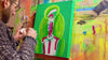 Di Martino malt in seinem Atelier ein Bild mit kraftvollen Farben, die er mit virtuosen Pinselstrichen auf die Leinwand bringt.